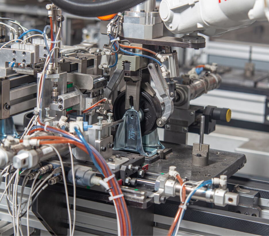 Automated assembly station with pneumatic grippers