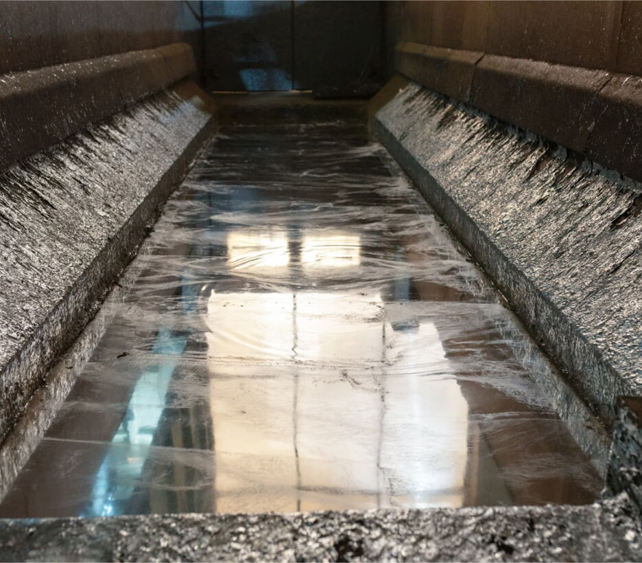 Molten zinc bath