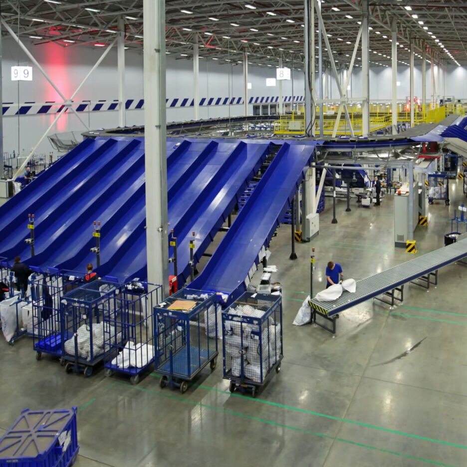 Roll containers in a parcel distribution centre