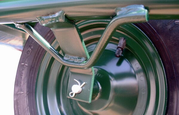 Wheel mounting on a heavy-duty wheelbarrow frame